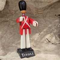 Tivoli-soldat-traefigur-gammel-traesoldat-roed-jakke-hvide-bukser-sort-bjoerneskindshue-
